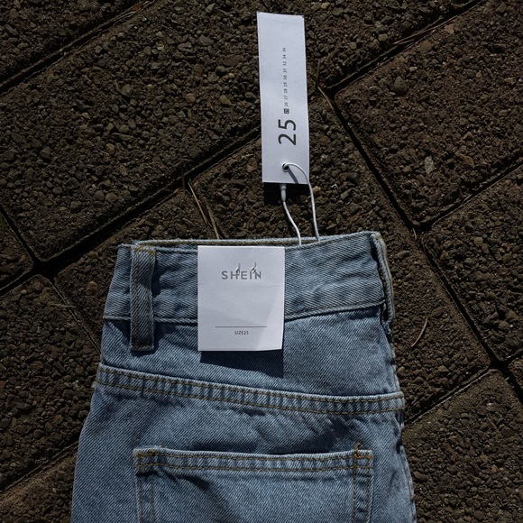 High Waisted Light Wash Mom Jeans - Picture 3 of 3